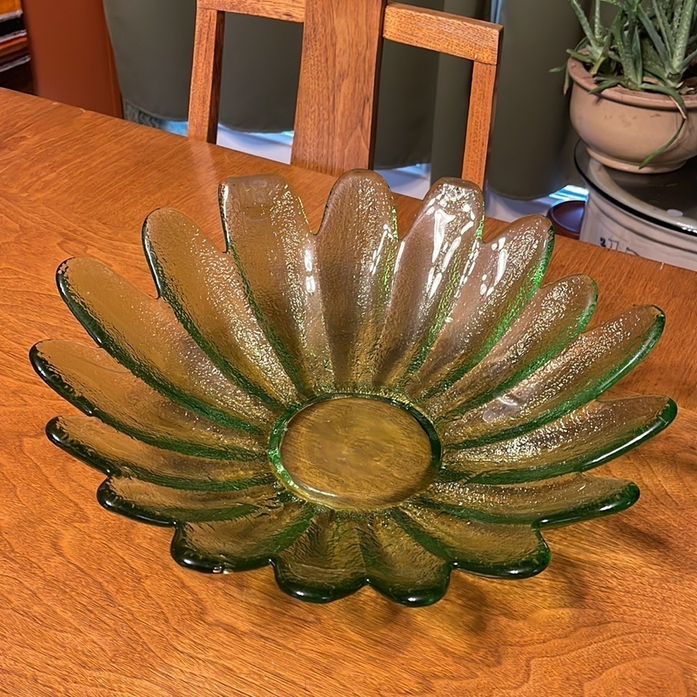 Vintage Blown Glass Daisy Bowl Green Glass Decorative Bowl Oversized Daisy Bowl - Picture 2 of 9